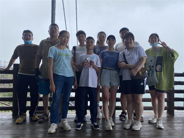 定期组织员工旅游营造轻松愉快的活动气氛，努力为员工提供良好的工作和休闲环境，激发员工的集体意识和团队精神，增强企业的凝聚力。(图3)