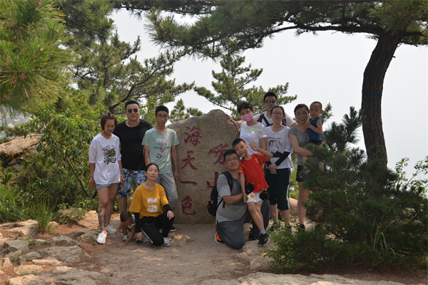 定期组织员工旅游营造轻松愉快的活动气氛，努力为员工提供良好的工作和休闲环境，激发员工的集体意识和团队精神，增强企业的凝聚力。(图1)